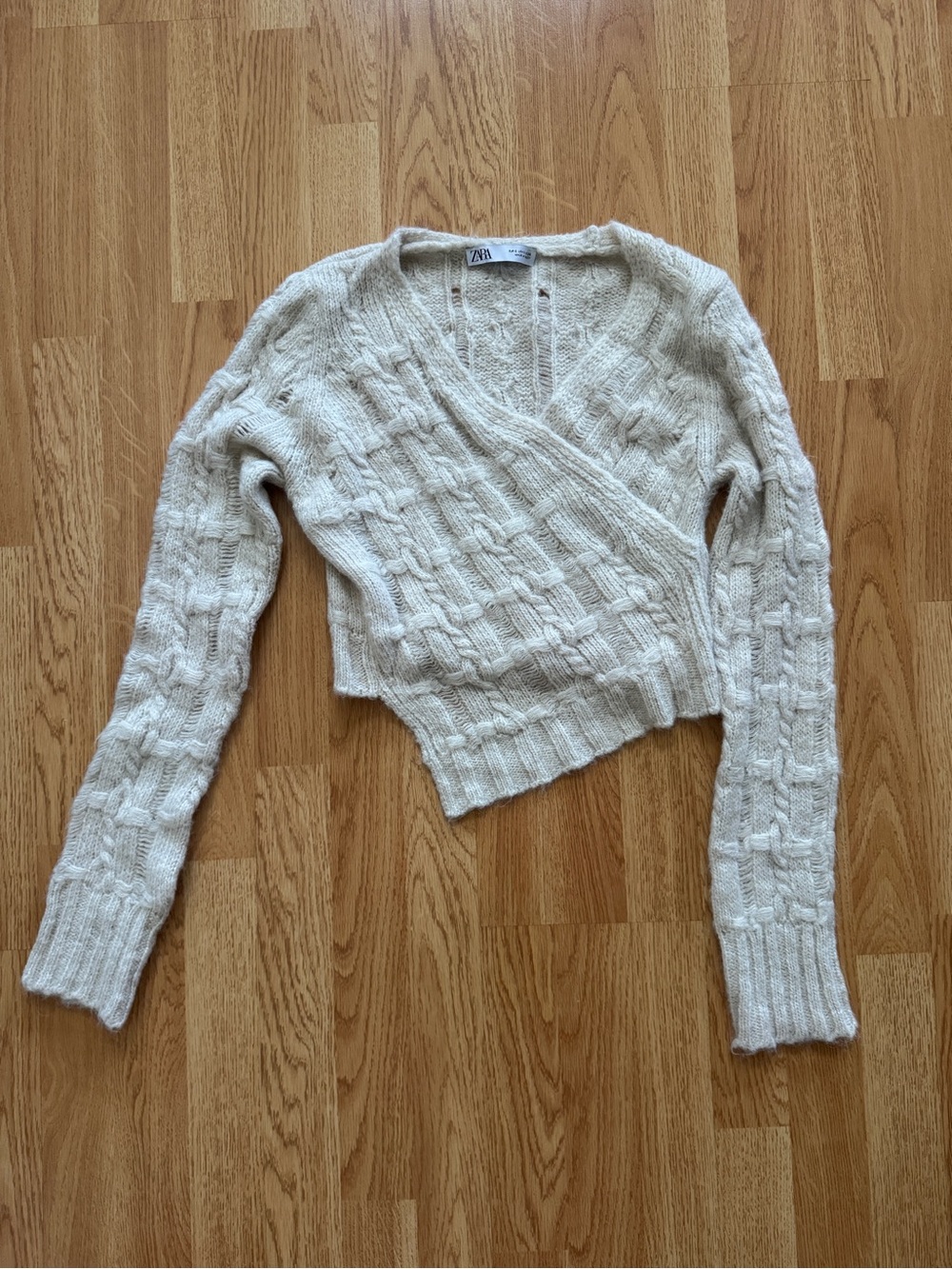 NWOT Zara Women’s Asymmetric Cable Knit Sweater Cream- small